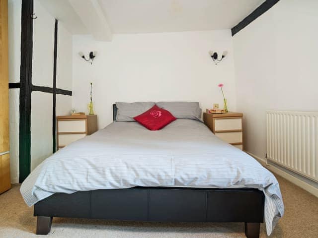 Charming double bedroom | Yew Tree Cottage, Moulsoe, near Milton Keynes