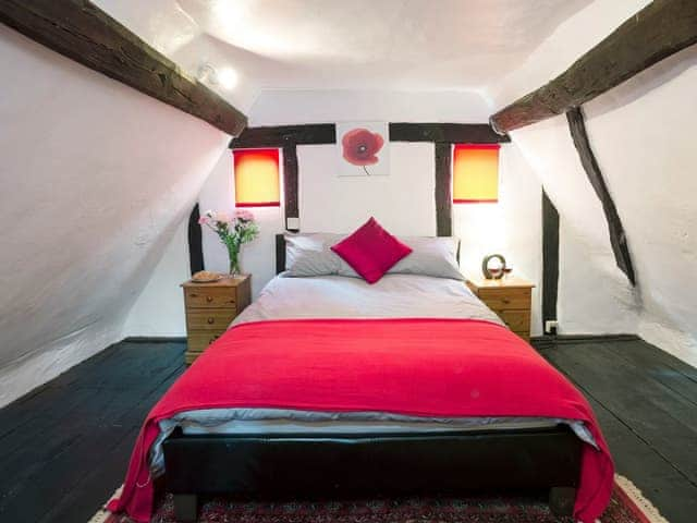 Sumptuous double bedroom | Yew Tree Cottage, Moulsoe, near Milton Keynes