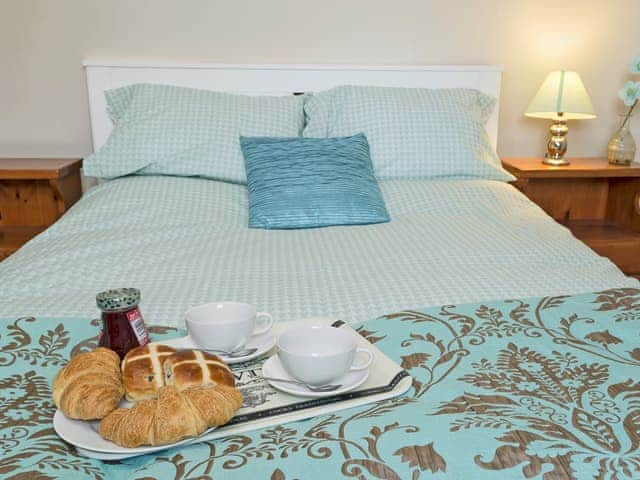 Relaxing double bedroom | Yew Tree Cottage, Moulsoe, near Milton Keynes