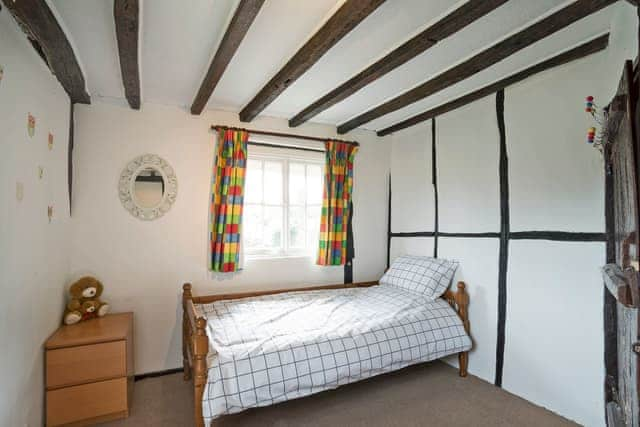 Cosy twin bedroom | Yew Tree Cottage, Moulsoe, near Milton Keynes