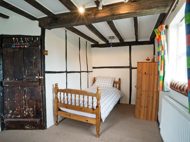 Cosy twin bedroom | Yew Tree Cottage, Moulsoe, near Milton Keynes