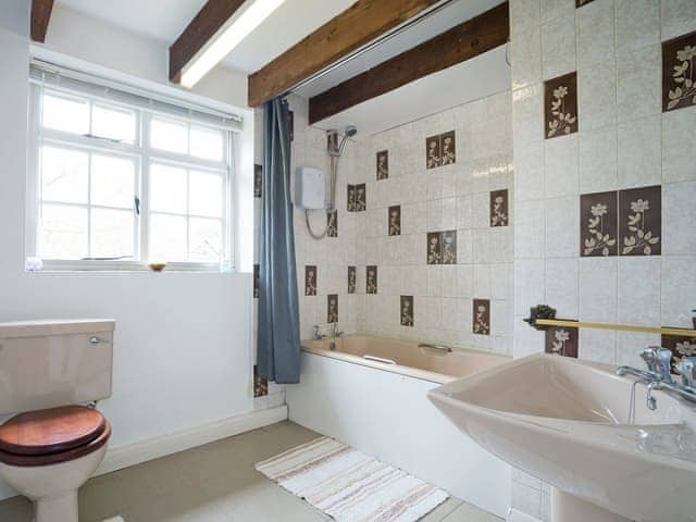 Generous sized bathroom | Yew Tree Cottage, Moulsoe, near Milton Keynes