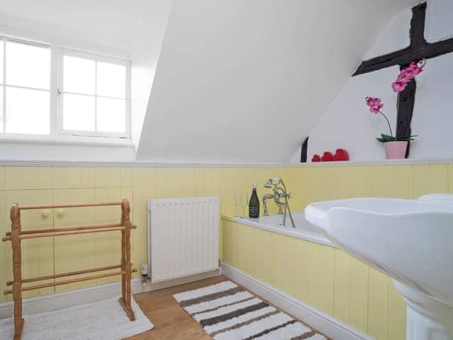 Well presented bathroom | Yew Tree Cottage, Moulsoe, near Milton Keynes