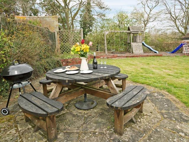 Inviting sitting-out-area and garden | Yew Tree Cottage, Moulsoe, near Milton Keynes