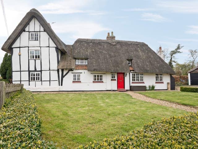 Delightful thatched cottage | Yew Tree Cottage, Moulsoe, near Milton Keynes