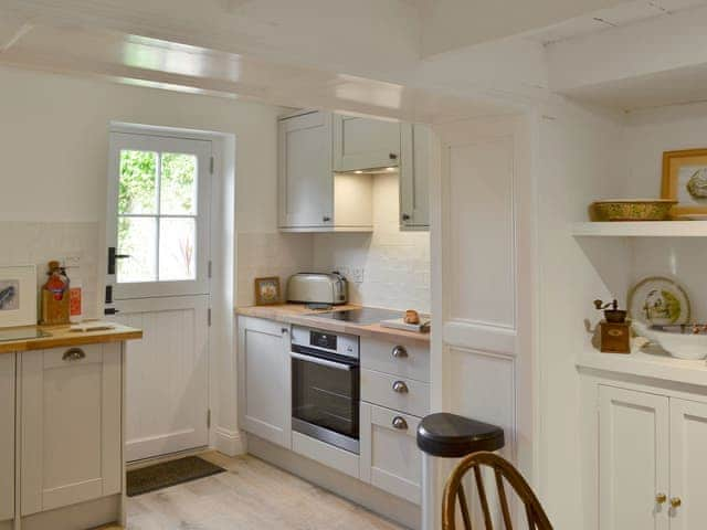 Dining room leading into kitchen | Beehive Cottage, St Breock near Wadebridge