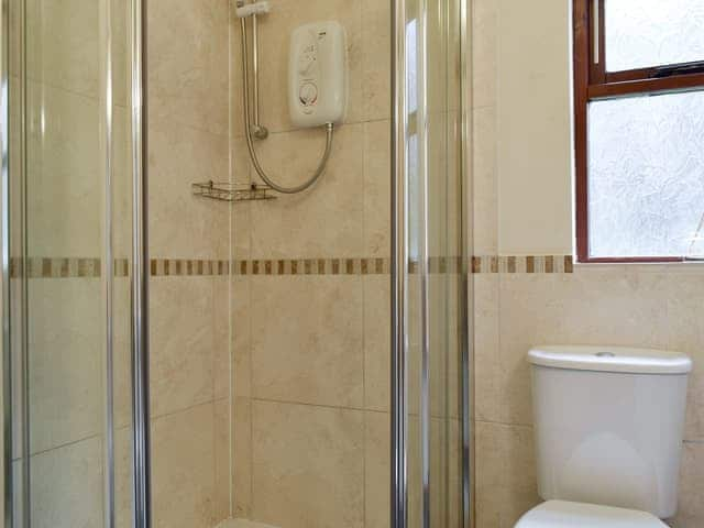 Family shower room | Hornbeam Lodge - Eversleigh Woodland Lodges, Shadoxhurst, near Ashford