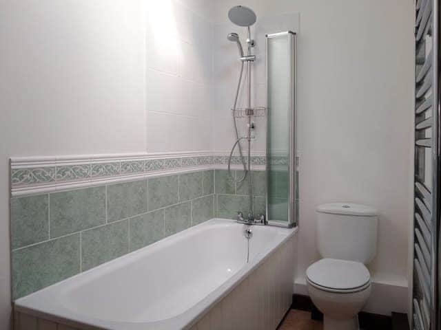 Family bathroom with shower over bath | Sparrow - Manor Court Cottages, Shipton Gorge