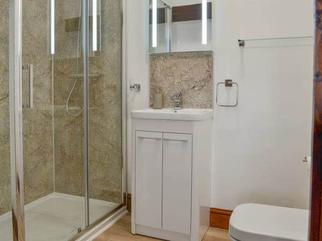 En-suite shower room | Heath Farm Cottages - Cowslip - Heath Farm , Bradworthy, near Hartland