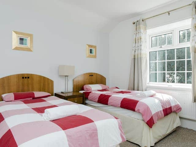 Comfortable twin bedroom | Clarendon House, Shanklin