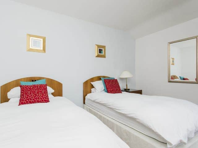 Cosy twin bedroom | Clarendon House, Shanklin