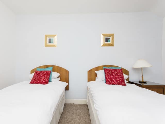 Cosy twin bedroom | Clarendon House, Shanklin