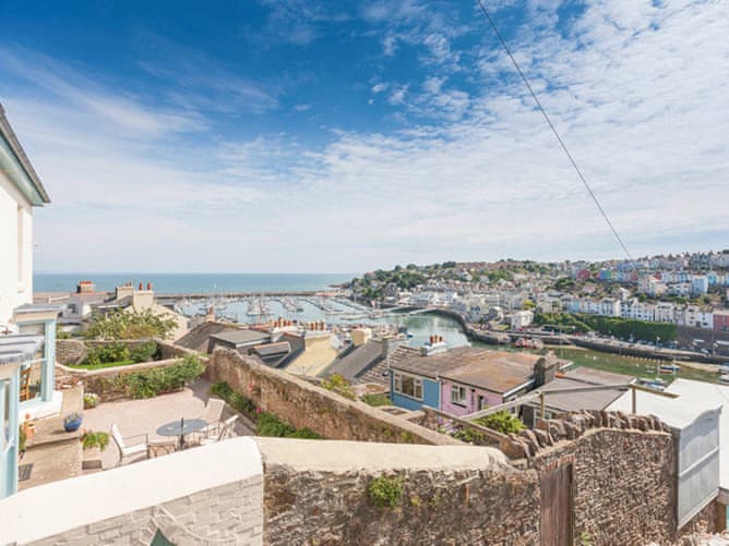 Dramatic views of Brixham harbour and out to sea can be enjoyed from the balcony | Dual View, 1 Linden Court - Linden Court, Brixham