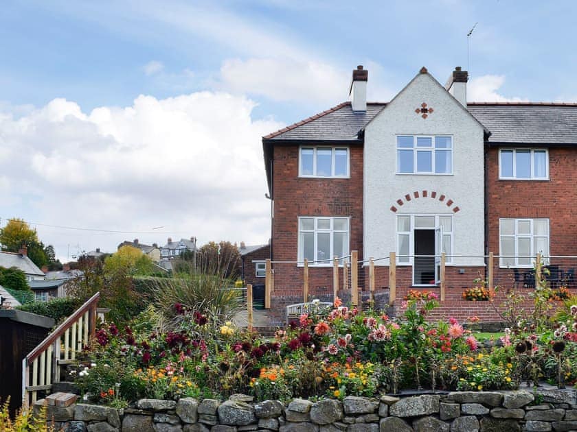 Substantial holiday home with a fantastic view | Zonnebloem, Brymbo, near Wrexham