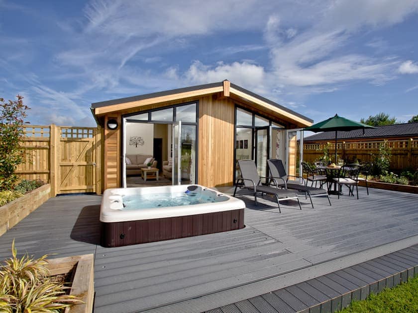 Delightful holiday lodge with sunken hot tub | Holly Lodge, South Downs - South Downs Lodges, Hassocks