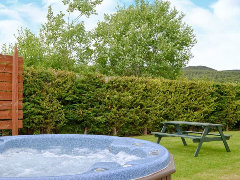 Relaxing hot tub | Coire Cas - Allt Mor Cottages, Aviemore