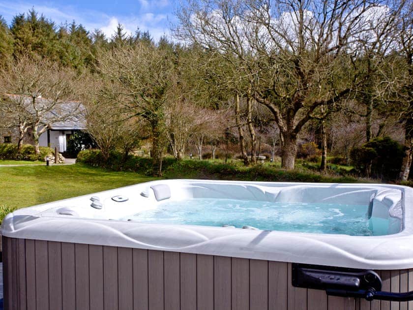 Relaxing private hot tub | Rose, Woodland Retreat - Woodland Retreat, Wadebridge