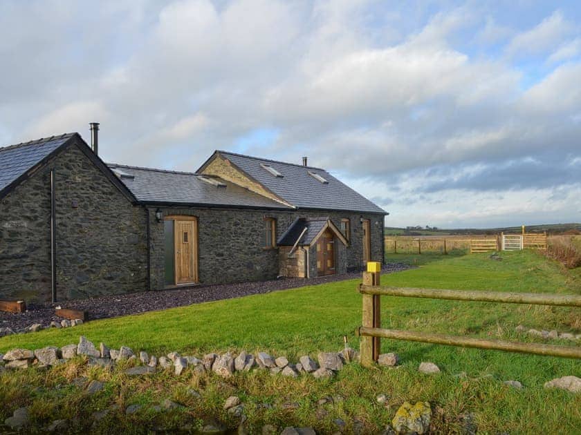 Appealing stone-built rural holiday home | Lapwing Cottage - Cerrig Cottages, Caergeiliog, near Rhosneigr