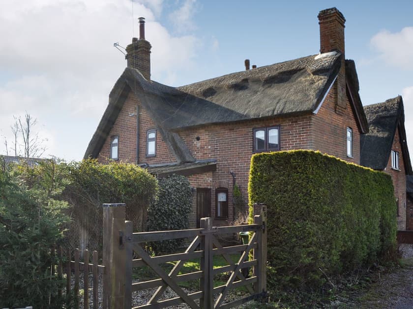 Lobelia Cottage In Stoke Holy Cross Near Norwich Norfolk Book