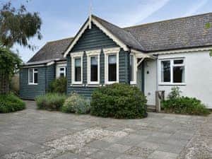 Delightful clapboard holiday cottage close to the English Channel | Cockle Cottage, Elmer, near Middleton on Sea