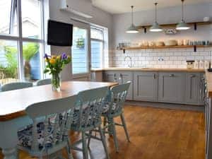Well-equipped kitchen/dining room | Dolphin Watch, Newlyn