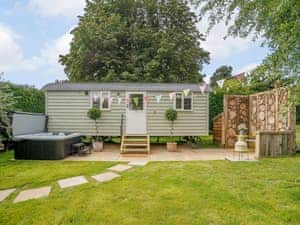 Lovely shepherd&rsquo;s hut with hot tub<br /> | Under Willows - Stop in the Sticks, Burton Overy