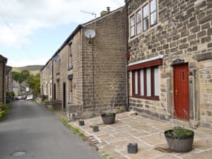 Delightful stone-built holiday home on a quiet street | Weavers Houses - The Weavers House, Hayfield, near Buxton