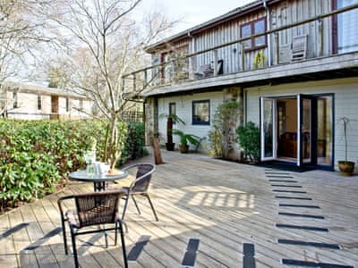 Amazing holiday home with large decked patio area | Lake Side Apartment - Indio Lake, Bovey Tracey