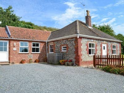 Pretty, single storey cottage | Flint Cottage - Dairy Farm Cottages, West Caister