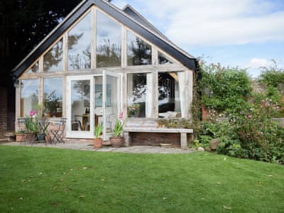 Beautiful romantic holiday cottage | The Garden Retreat, Marbury, near Whitchurch