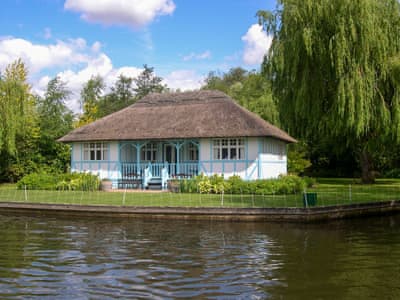 Delightful thatched cottage overlooking the River Bure | Leisure Hour, Hoveton, near Wroxham, Norwich