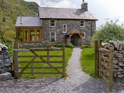 Lovely detached holiday home | Dol Y Clochydd, Llanfachreth, near Dolgellau