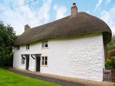 Traditional Grade II listed thatched cottage | Avebury Cottage, Avebury