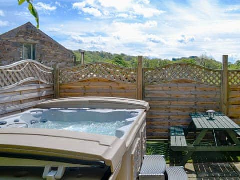 Relaxing hot tub | Kingfisher Cottage - Lambley Farm, Lambley near Haltwhistle