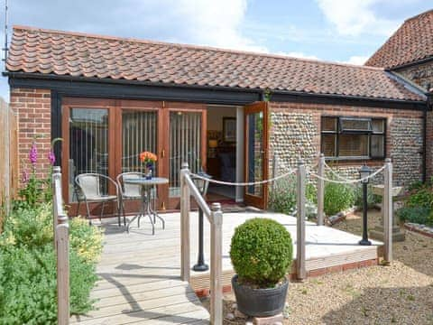 Charming holiday home | Courtyard Barn - Stone House Farm, Lessingham, near Stalham