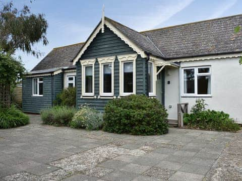 Delightful clapboard holiday cottage close to the English Channel | Cockle Cottage, Elmer, near Middleton on Sea