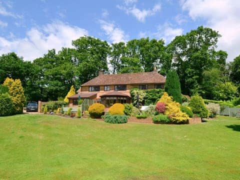 Exterior and garden | Alice&rsquo;s Lodge - New Forest Cottages, Picket Hill, near Ringwood