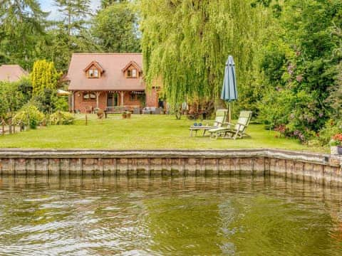 Luxurious, riverside holiday cottage | Riversdale Cottage, Irstead, near Wroxham