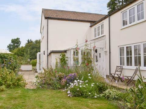 Beautiful holiday home and garden | Walnut Tree House, Tilney St Lawrence, near Kings Lynn