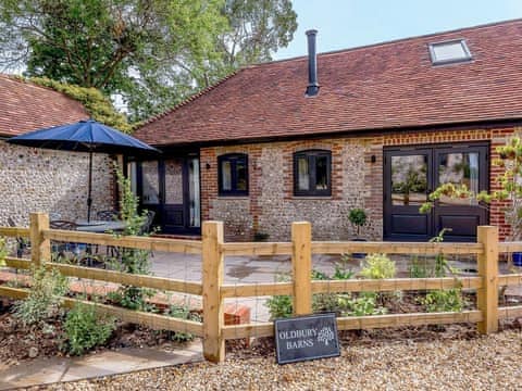 Delightful holiday home | The Lodge at Oldbury Barns, Chichester