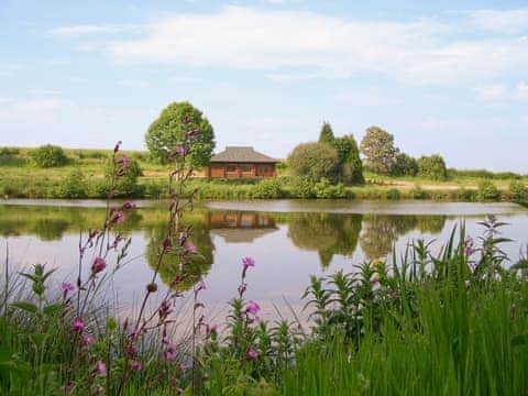 Stunning lakeside holiday home | Kingfisher Lodge, Hagworthingham