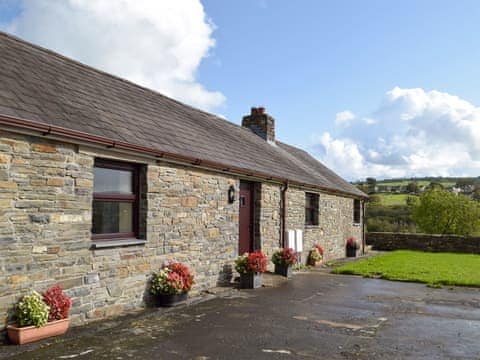 Charming, detached, single-storey cottage | Ty Hir, Pontyates, near Kidwelly