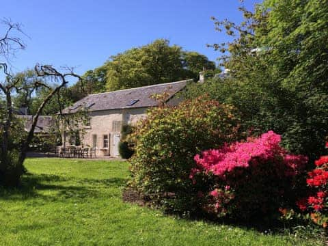 Charming holiday home with well-maintained garden | Holly Cottage - Bonawe House, Taynuilt, near Oban