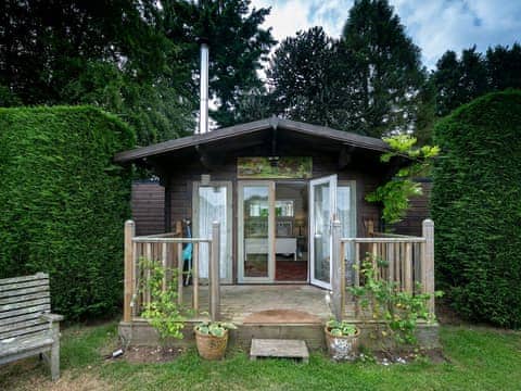 Delightful cabin style holiday lodge | Tor Hatch Cabin, Shere, near Guildford