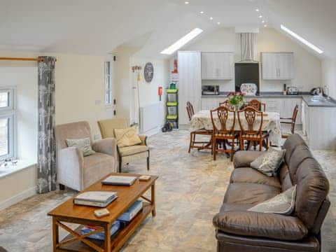 Spacious open plan living area | Scrumpy Barn - Hayes Farm Mews, Luton, near Newton Abbot