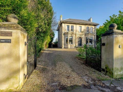 Wonderful, detached holiday property | Sinatra Villa, Cheltenham