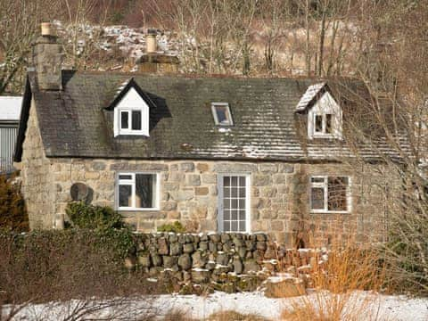 Delightful detached holiday cottage | Balloan Farm Cottage, Lairg