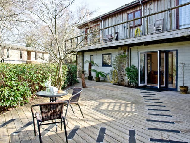 Amazing holiday home with large decked patio area | Lake Side Apartment - Indio Lake, Bovey Tracey