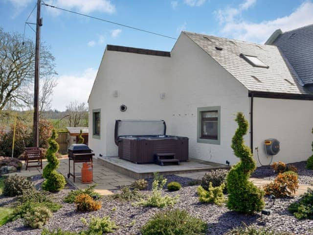 Spacious, detached farmhouse, complete with private hot tub | Hill End Farmhouse - Hillend, Dalry, near Skelmorlie