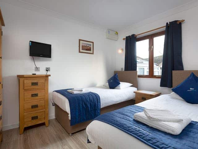 Airy second twin bedroom | Heron - Daisy Broad Lodges, Wroxham